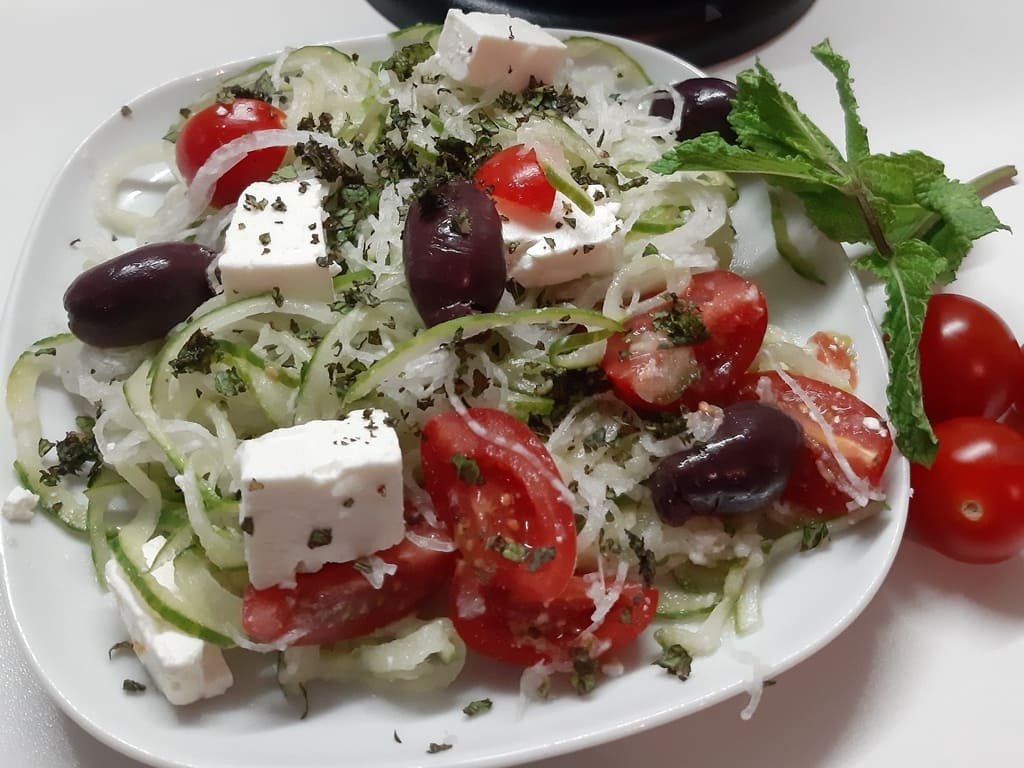 Griechischer Low-Carb Salat mit Gemüsenudeln von Astrid Bartels